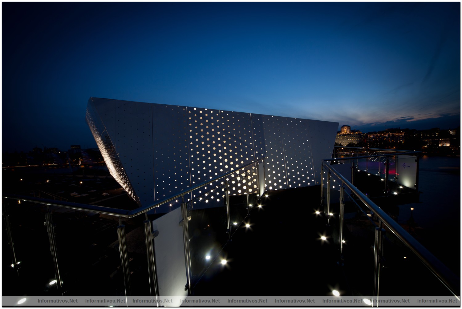 London-JUN012.- Cube: un restaurante ef�mero pop-up s�mbolo de arquitectura sostenible ubicado en uno de los extremos del tejado del Royal Festival Hall