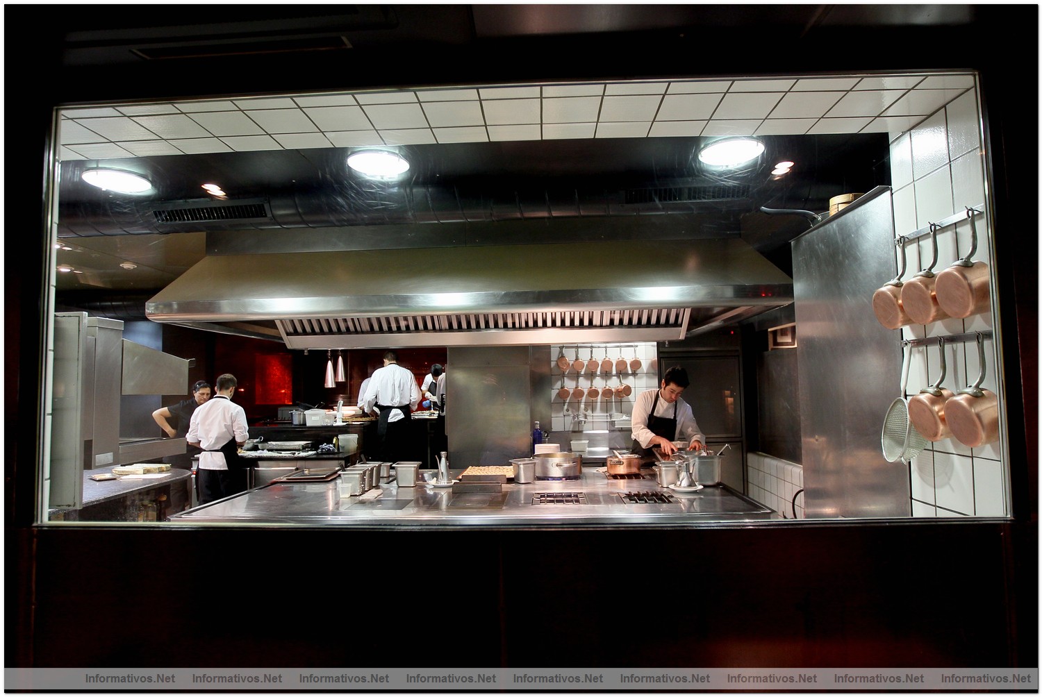 Sant Celoni, 2 de Julio de 2012.- Presentaci�n del nuevo 'claim' e imagen de Can Fabes. Vista de la cocina desde el restaurante