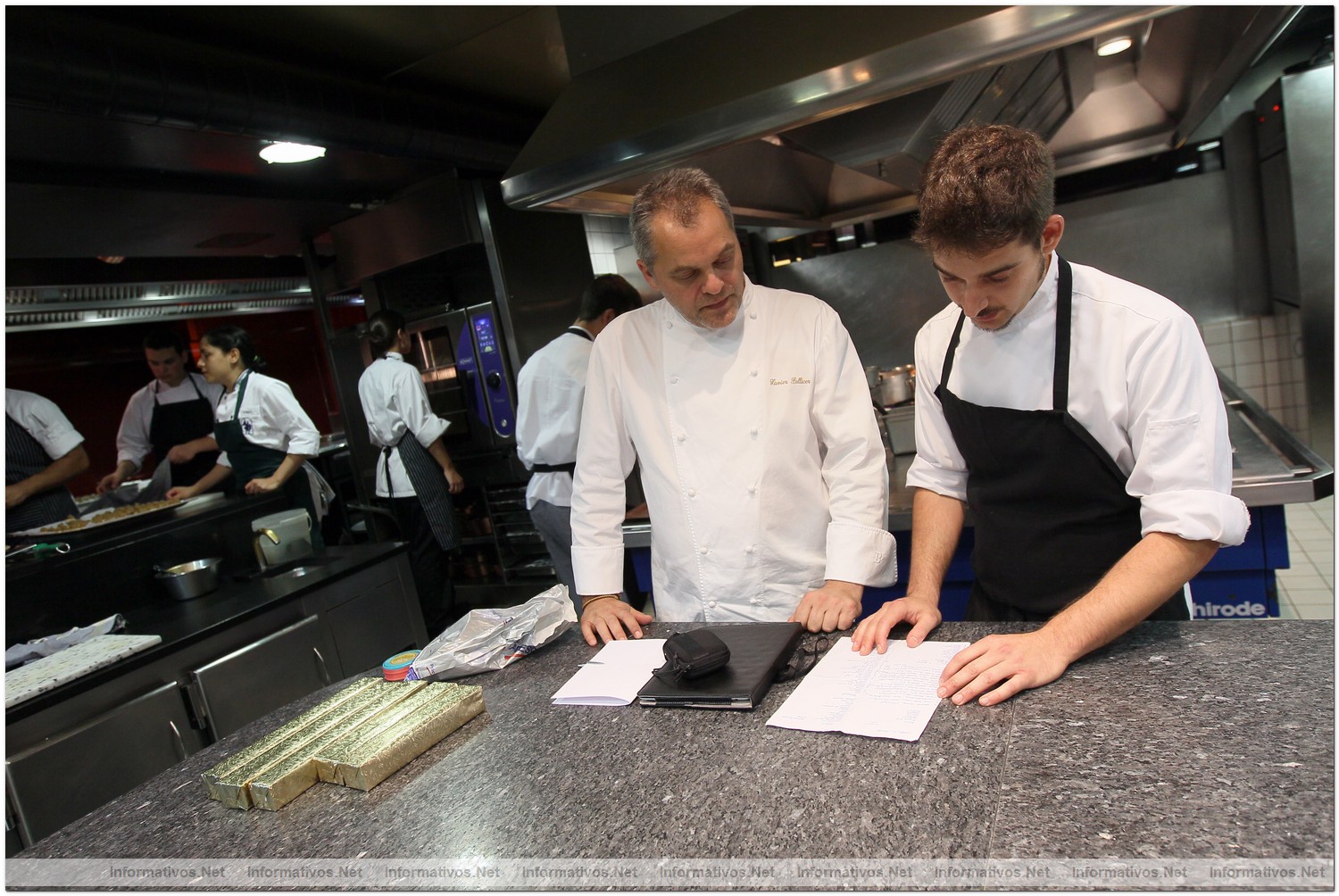 Sant Celoni, 2 de Julio de 2012.- Presentaci�n del nuevo 'claim' e imagen de Can Fabes. Xavier Pellicer trabajando