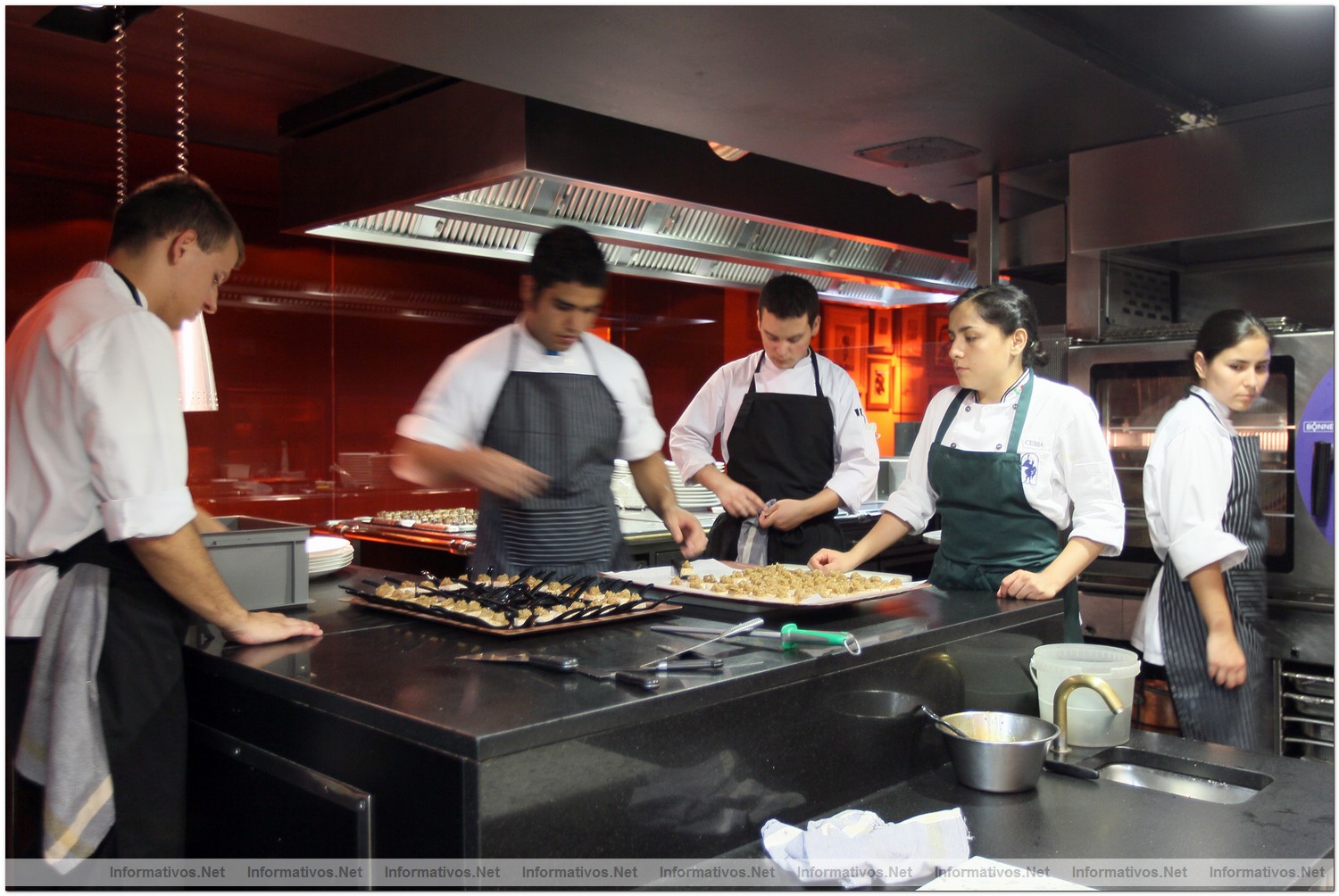 Sant Celoni, 2 de Julio de 2012.- Presentaci�n del nuevo 'claim' e imagen de Can Fabes. Actividad en cocina