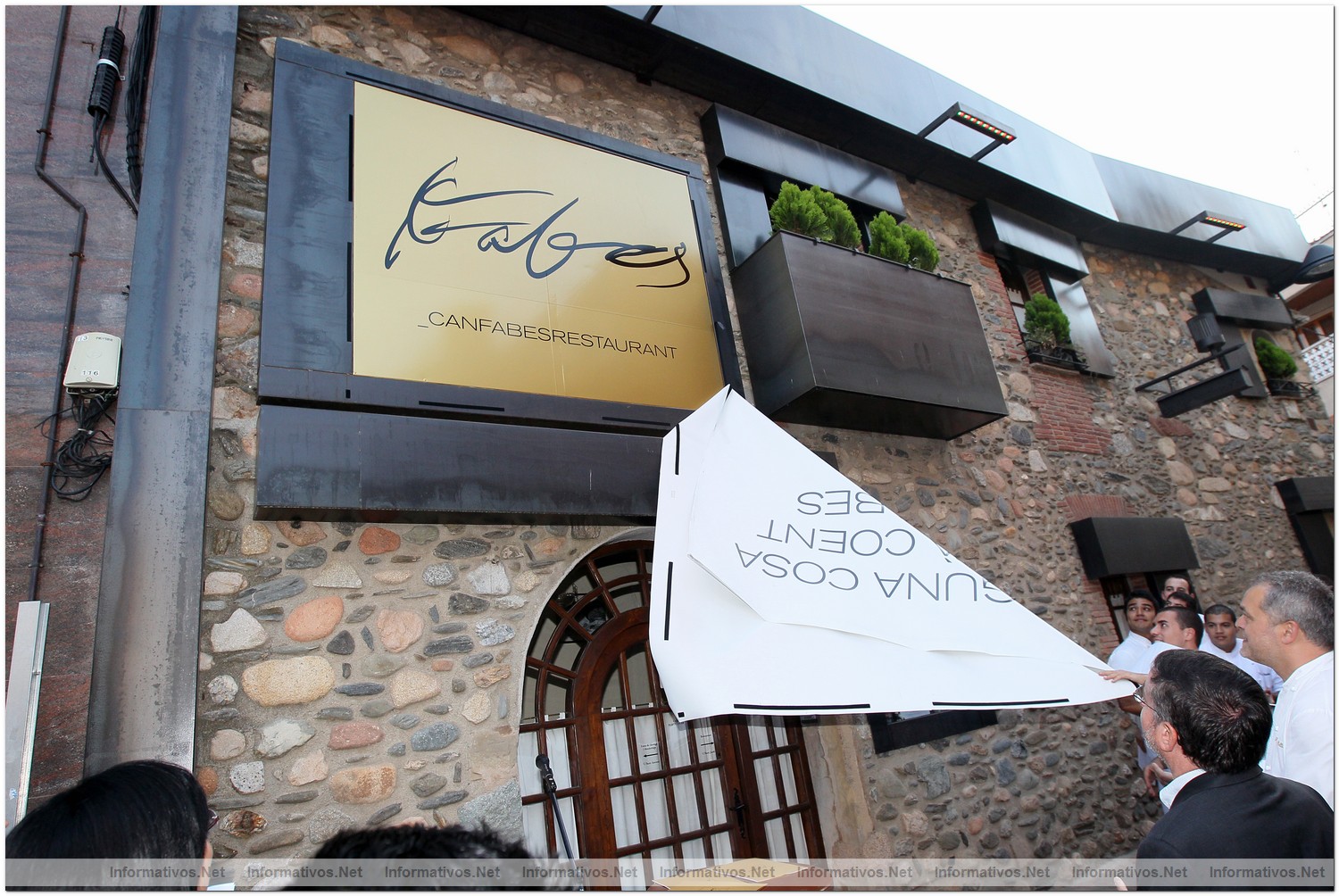Sant Celoni, 2 de Julio de 2012.- Presentaci�n del nuevo 'claim' e imagen de Can Fabes. Pau Santamar�a descubriendo el nuevo logotipo