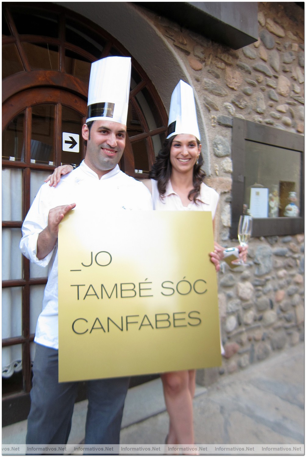 Sant Celoni, 2 de Julio de 2012.- Presentaci�n del nuevo 'claim' e imagen de Can Fabes. Pau y Regina Santamar�a con el nuevo slogan de Can Fabes