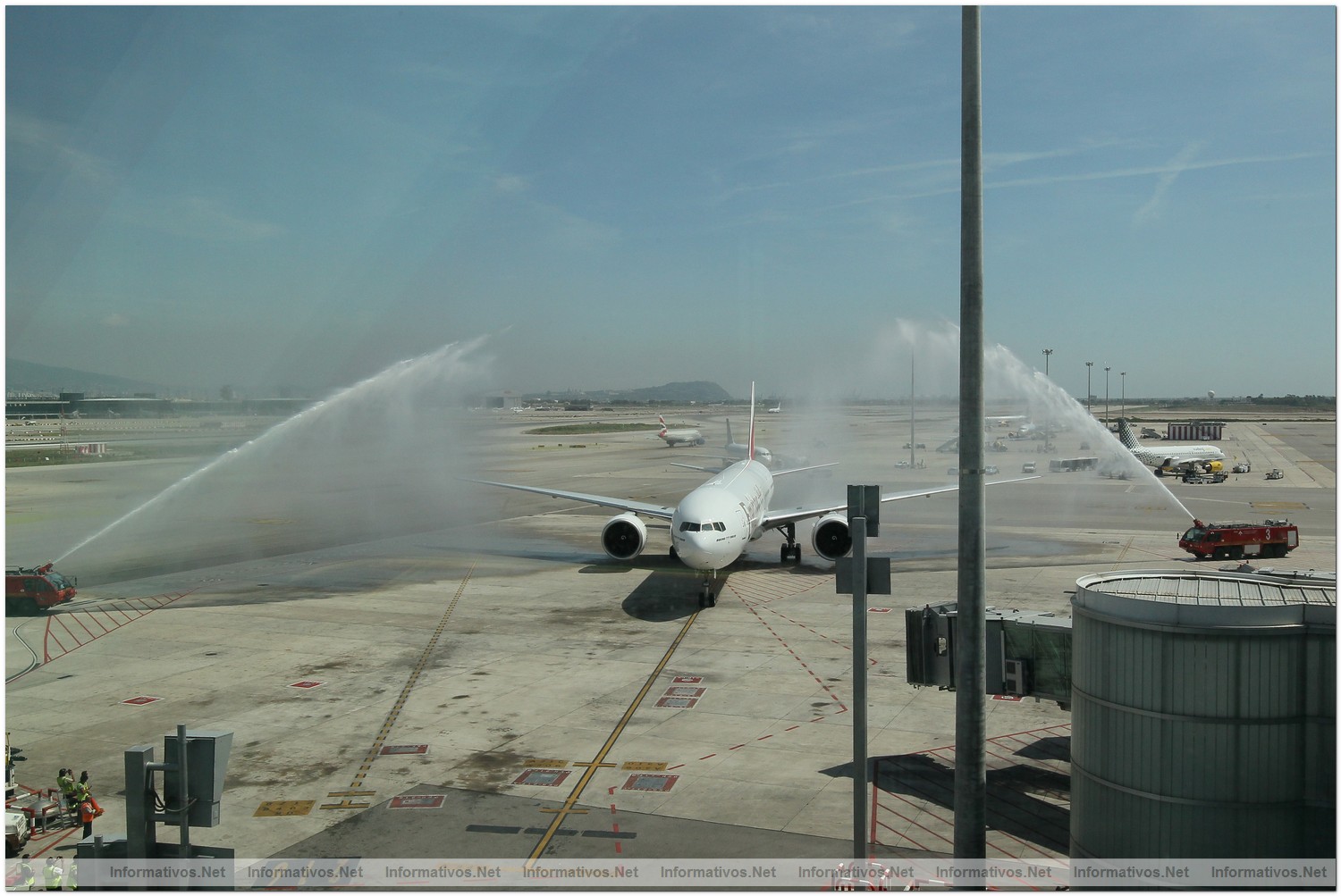 El Prat�03JUL012.- El Boeing 777-300ER de Emirates Barcelona-Dubai aterriza en Barcelona tras su vuelo inaugural.