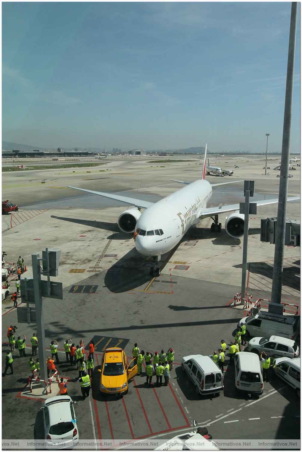 El Prat�03JUL012.- El Boeing 777-300ER de Emirates Barcelona-Dubai aterriza en Barcelona tras su vuelo inaugural.