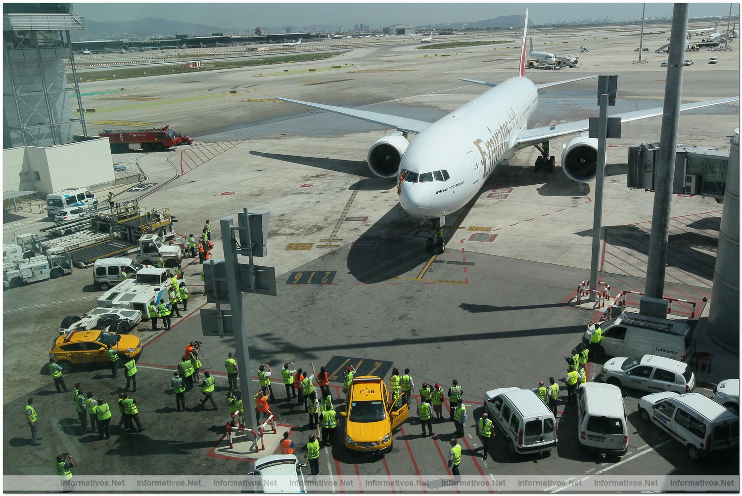 El Prat�03JUL012.- El Boeing 777-300ER de Emirates Barcelona-Dubai aterriza en Barcelona tras su vuelo inaugural.