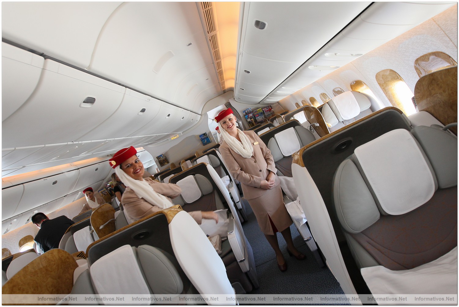 El Prat�03JUL012.- El Boeing 777-300ER de Emirates Barcelona-Dubai aterriza en Barcelona tras su vuelo inaugural. Zona Business Class