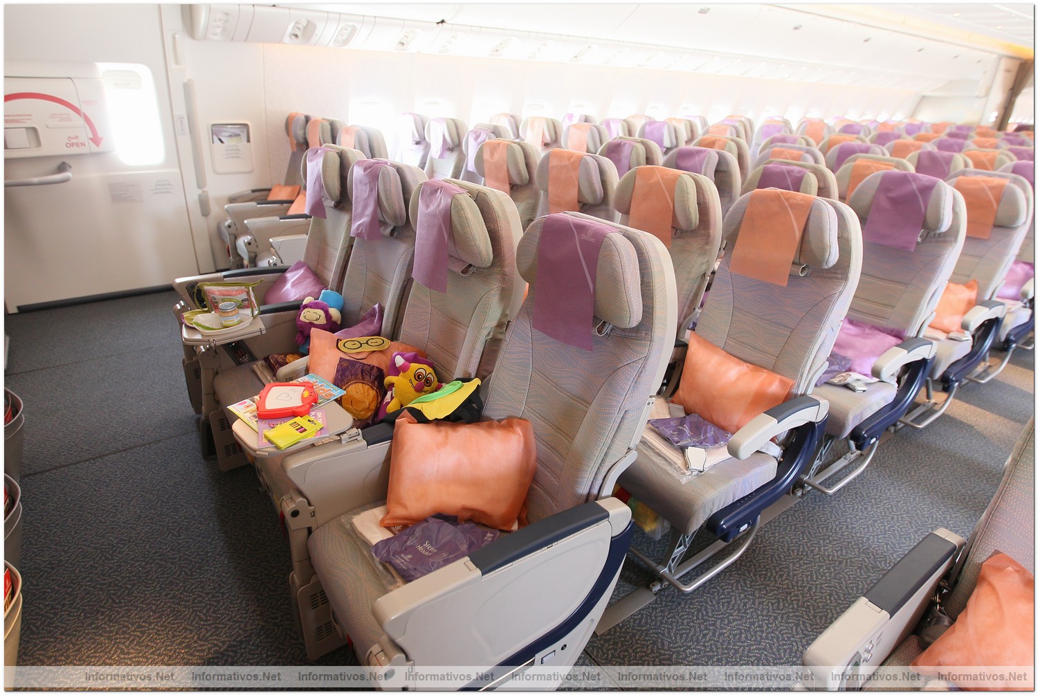 El Prat�03JUL012.- El Boeing 777-300ER de Emirates Barcelona-Dubai aterriza en Barcelona tras su vuelo inaugural. Economy Class: los pasajeros pueden desconectar totalmente gracias a los 600 canales de pel�culas, programas de televisi�n, juegos y m�sica disponibles en el sistema de entretenimiento ice.
