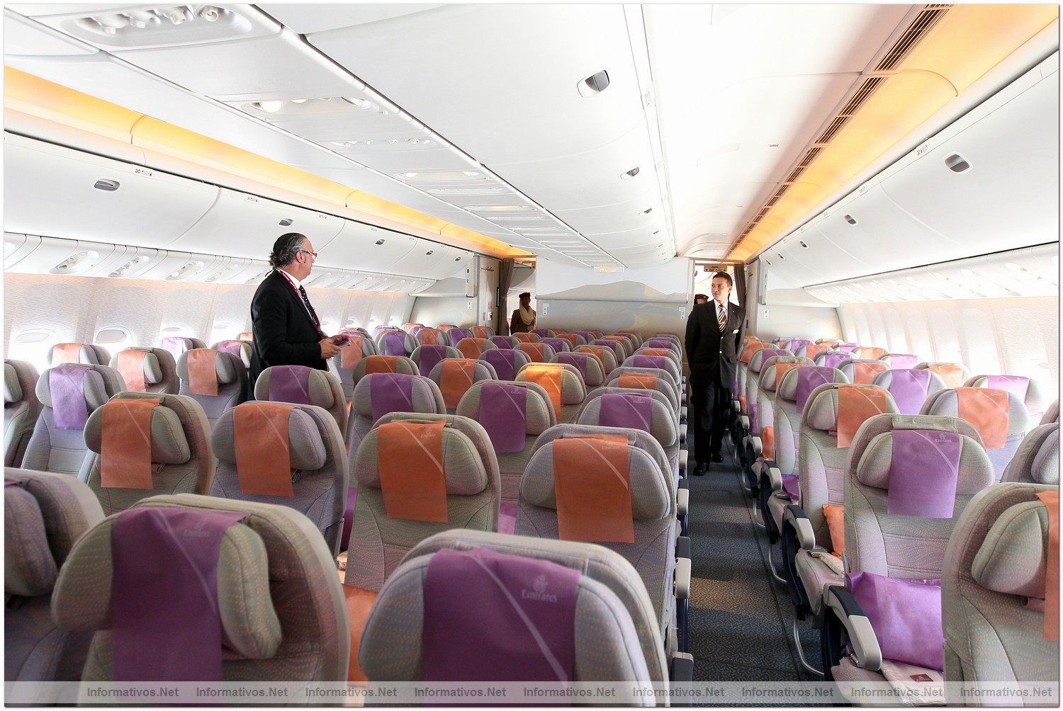 El Prat�03JUL012.- El Boeing 777-300ER de Emirates Barcelona-Dubai aterriza en Barcelona tras su vuelo inaugural. Economy Class: los pasajeros pueden desconectar totalmente gracias a los 600 canales de pel�culas, programas de televisi�n, juegos y m�sica disponibles en el sistema de entretenimiento ice.