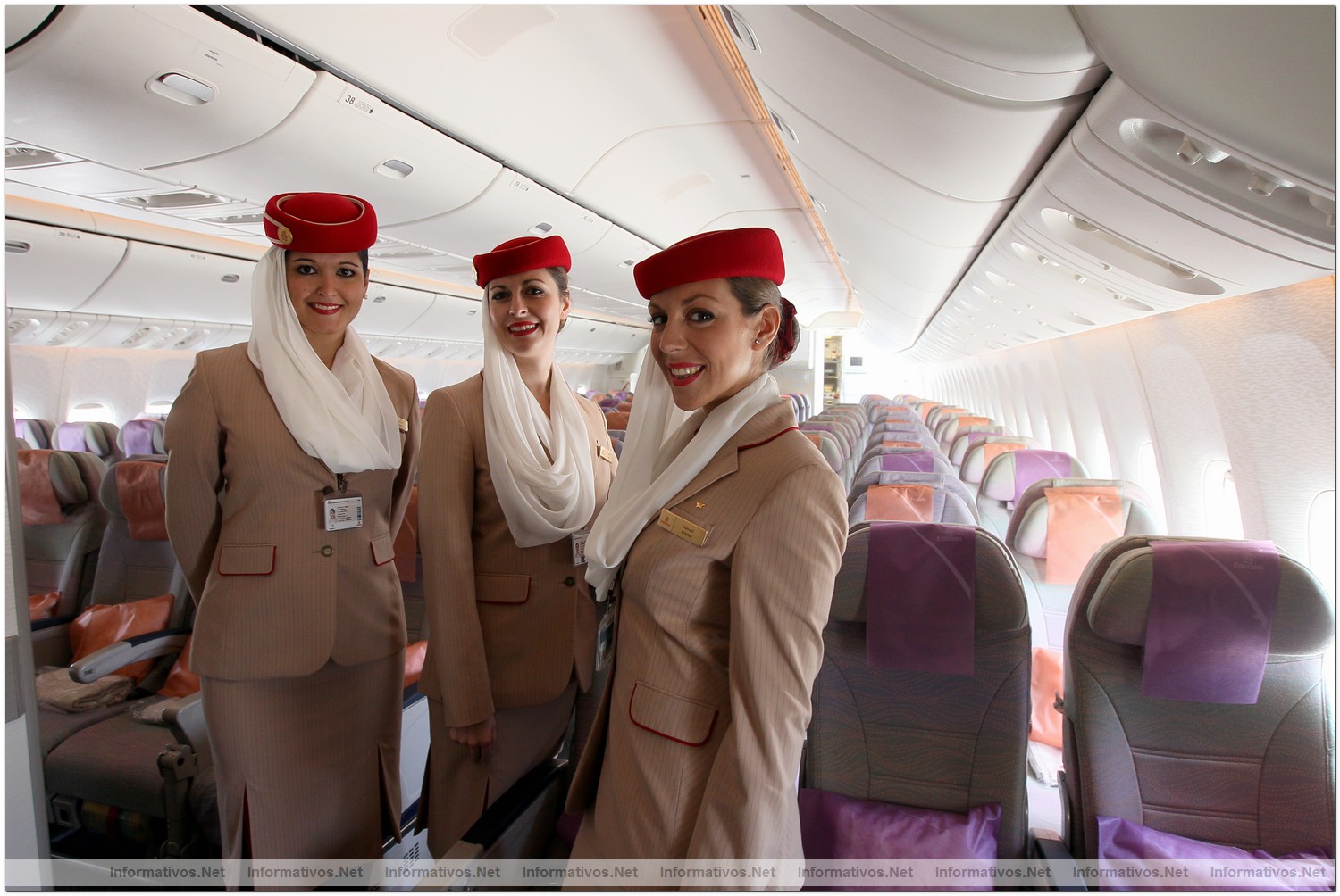 El Prat�03JUL012.- El Boeing 777-300ER de Emirates Barcelona-Dubai aterriza en Barcelona tras su vuelo inaugural. Economy Class: los pasajeros pueden desconectar totalmente gracias a los 600 canales de pel�culas, programas de televisi�n, juegos y m�sica disponibles en el sistema de entretenimiento ice.