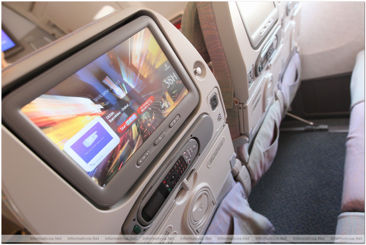 El Prat�03JUL012.- El Boeing 777-300ER de Emirates Barcelona-Dubai aterriza en Barcelona tras su vuelo inaugural. Economy Class: los pasajeros pueden desconectar totalmente gracias a los 600 canales de pel�culas, programas de televisi�n, juegos y m�sica disponibles en el sistema de entretenimiento ice.