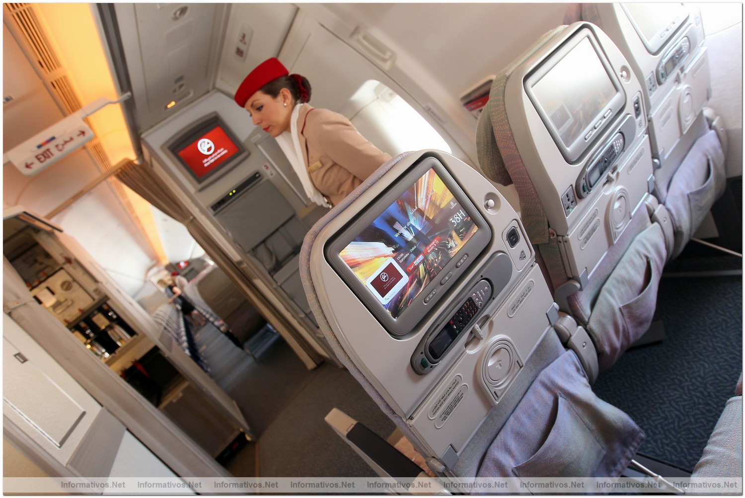 El Prat�03JUL012.- El Boeing 777-300ER de Emirates Barcelona-Dubai aterriza en Barcelona tras su vuelo inaugural. Economy Class: los pasajeros pueden desconectar totalmente gracias a los 600 canales de pel�culas, programas de televisi�n, juegos y m�sica disponibles en el sistema de entretenimiento ice.