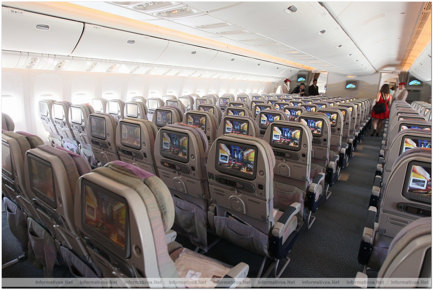 El Prat�03JUL012.- El Boeing 777-300ER de Emirates Barcelona-Dubai aterriza en Barcelona tras su vuelo inaugural. Economy Class: los pasajeros pueden desconectar totalmente gracias a los 600 canales de pel�culas, programas de televisi�n, juegos y m�sica disponibles en el sistema de entretenimiento ice.