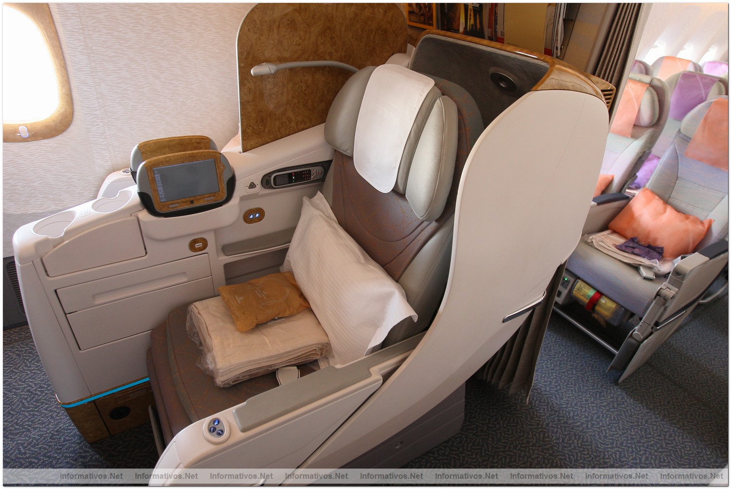 El Prat�03JUL012.- El Boeing 777-300ER de Emirates Barcelona-Dubai aterriza en Barcelona tras su vuelo inaugural. Business Class: en todas las clases los pasajeros pueden desconectar totalmente gracias a los 600 canales de pel�culas, programas de televisi�n, juegos y m�sica disponibles en el sistema de entretenimiento ice.