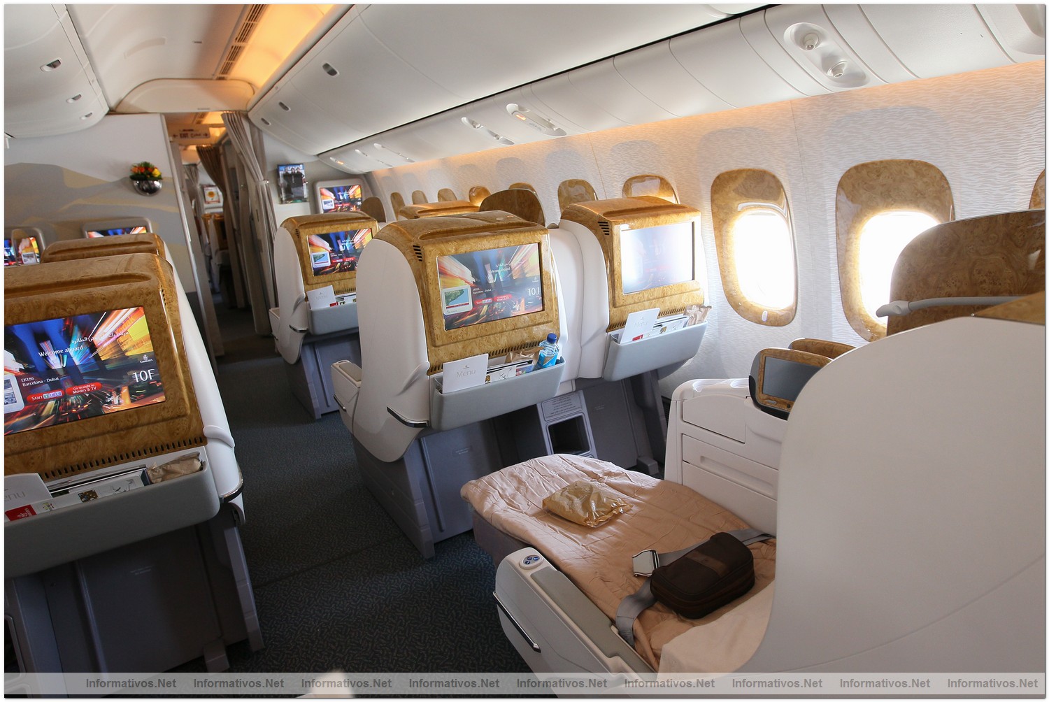 El Prat�03JUL012.- El Boeing 777-300ER de Emirates Barcelona-Dubai aterriza en Barcelona tras su vuelo inaugural. Business Class: en todas las clases los pasajeros pueden desconectar totalmente gracias a los 600 canales de pel�culas, programas de televisi�n, juegos y m�sica disponibles en el sistema de entretenimiento ice.