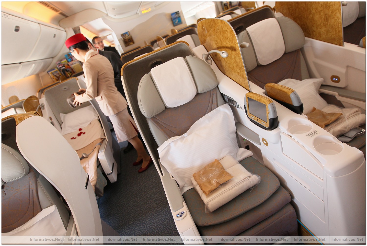 El Prat�03JUL012.- El Boeing 777-300ER de Emirates Barcelona-Dubai aterriza en Barcelona tras su vuelo inaugural. Business Class: en todas las clases los pasajeros pueden desconectar totalmente gracias a los 600 canales de pel�culas, programas de televisi�n, juegos y m�sica disponibles en el sistema de entretenimiento ice.