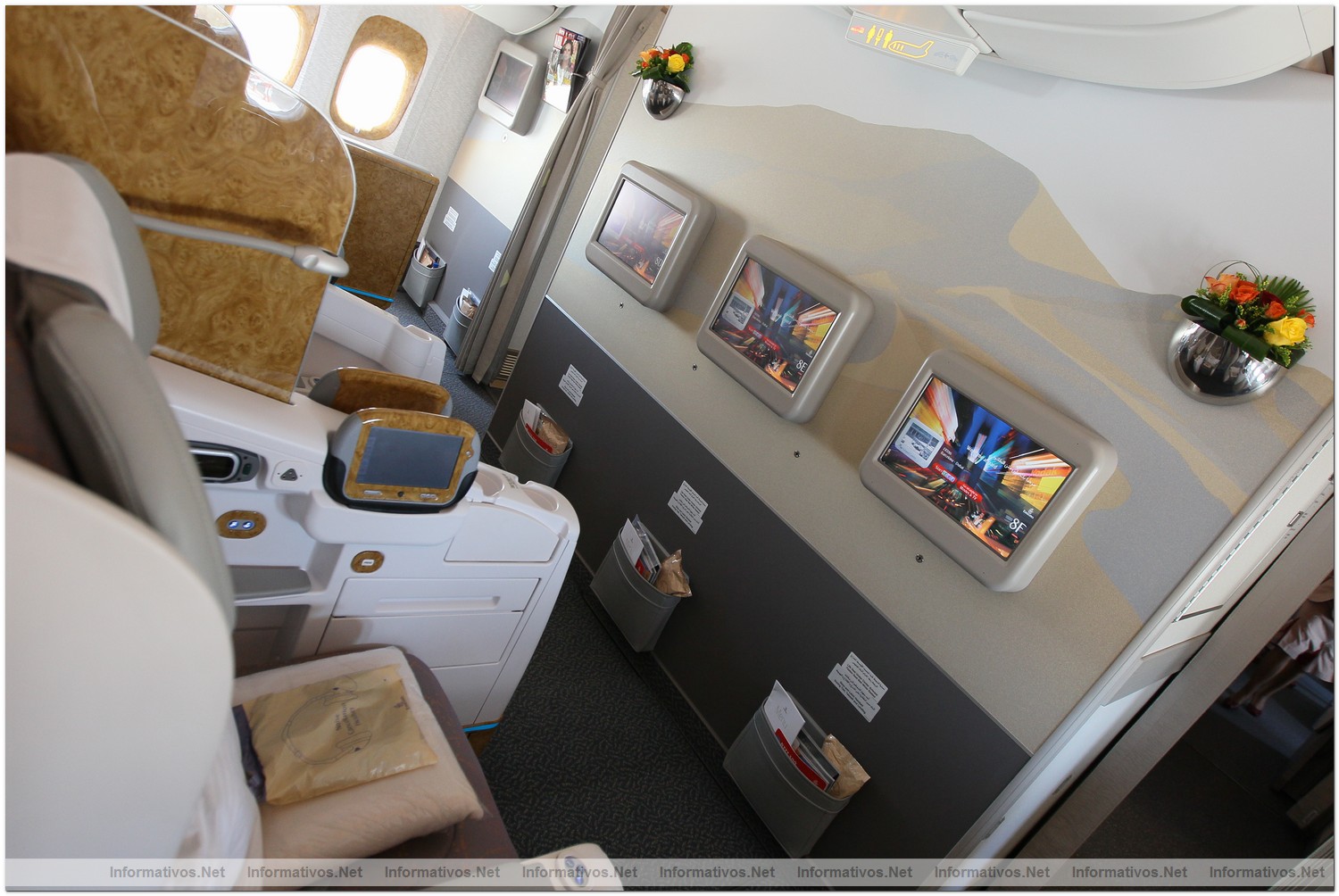 El Prat�03JUL012.- El Boeing 777-300ER de Emirates Barcelona-Dubai aterriza en Barcelona tras su vuelo inaugural. Business Class: en todas las clases los pasajeros pueden desconectar totalmente gracias a los 600 canales de pel�culas, programas de televisi�n, juegos y m�sica disponibles en el sistema de entretenimiento ice.
