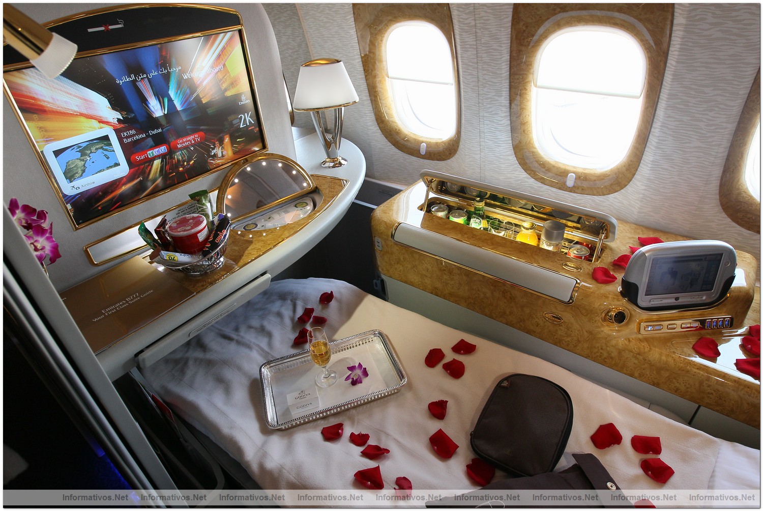 El Prat�03JUL012.- El Boeing 777-300ER de Emirates Barcelona-Dubai aterriza en Barcelona tras su vuelo inaugural. Vista de las lujosas suites privadas en First Class