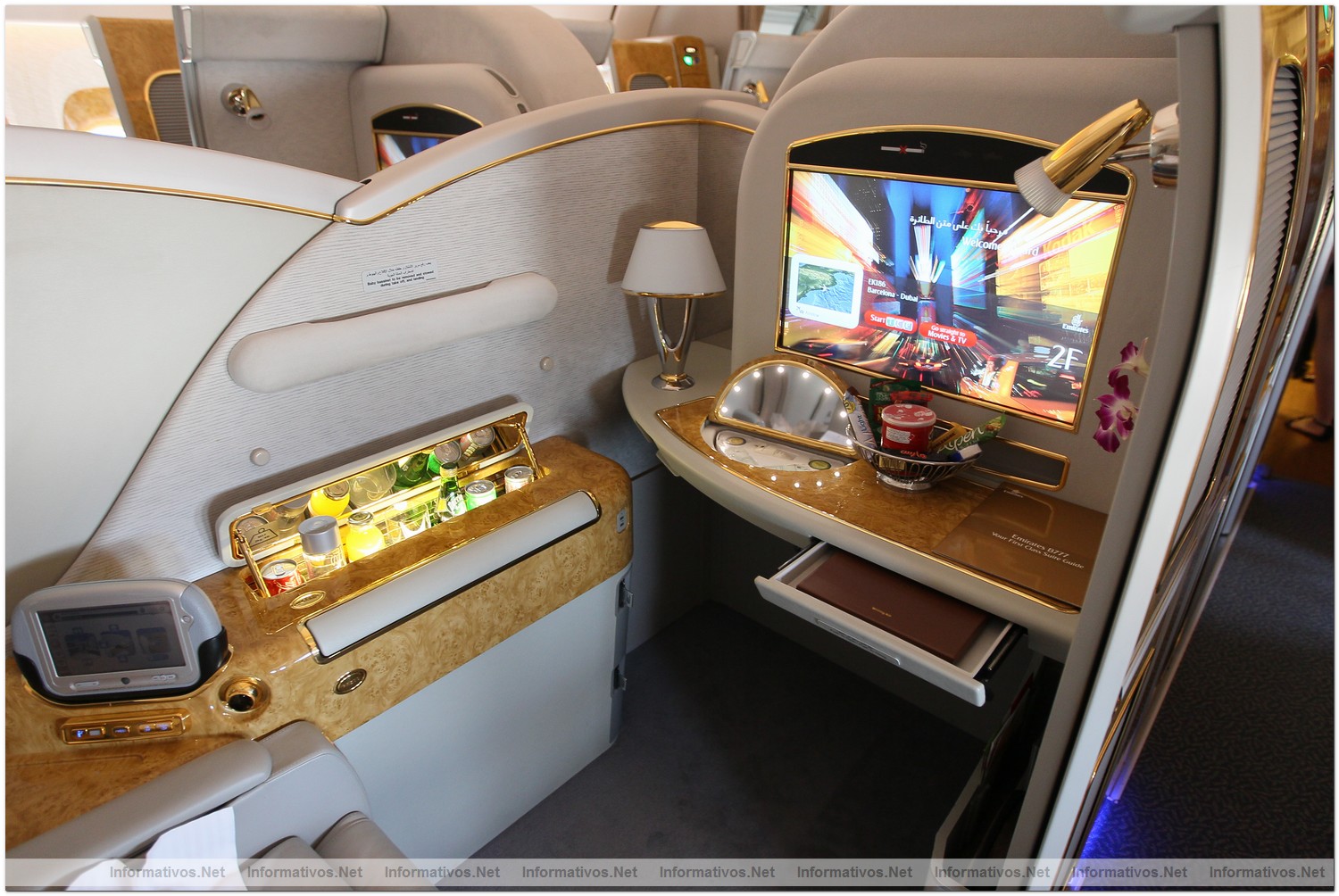 El Prat�03JUL012.- El Boeing 777-300ER de Emirates Barcelona-Dubai aterriza en Barcelona tras su vuelo inaugural. Vista de las lujosas suites privadas en First Class