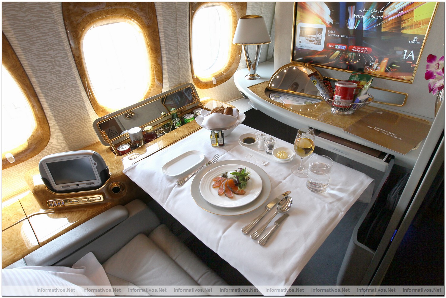 El Prat�03JUL012.- El Boeing 777-300ER de Emirates Barcelona-Dubai aterriza en Barcelona tras su vuelo inaugural. Vista de las lujosas suites privadas en First Class