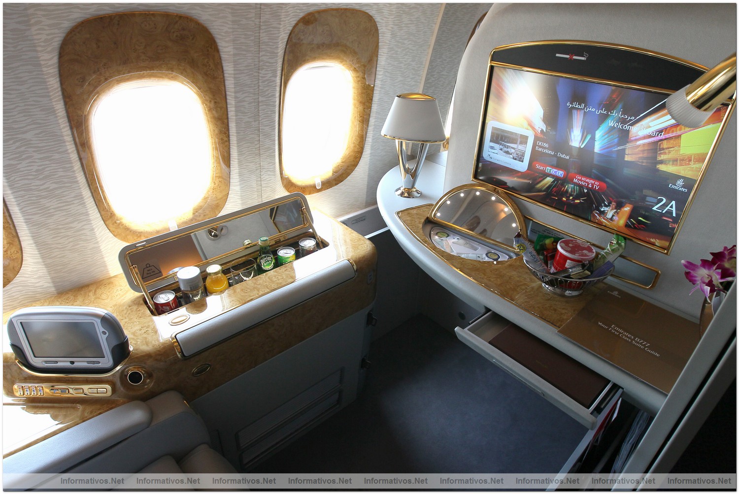 El Prat�03JUL012.- El Boeing 777-300ER de Emirates Barcelona-Dubai aterriza en Barcelona tras su vuelo inaugural. Vista de las lujosas suites privadas en First Class