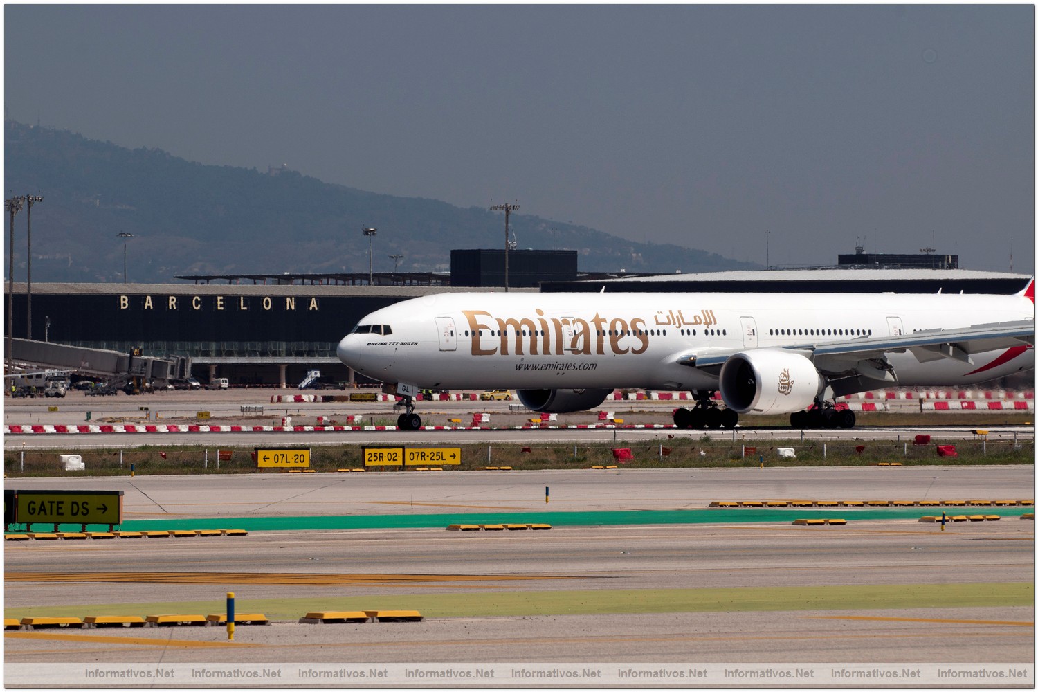 El Prat�03JUL012.- El Boeing 777-300ER de Emirates Barcelona-Dubai aterriza en Barcelona tras su vuelo inaugural.