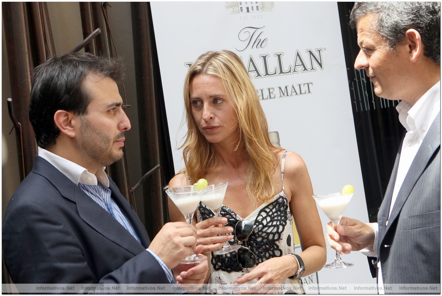 BCN19JUL012.- El coctelero Héctor Henche y The Macallan crean tres cócteles exclusivos para Perelada. Laia Ibarz (Festival Castell Peralada), Fran Hdez. González (The Macallan Brand Ambassador) junto a Oriol Aguilá (Dir. Festival Castell Peralada) intercambian impresiones sobre el 'Cóctel Inaugural de Peralada'