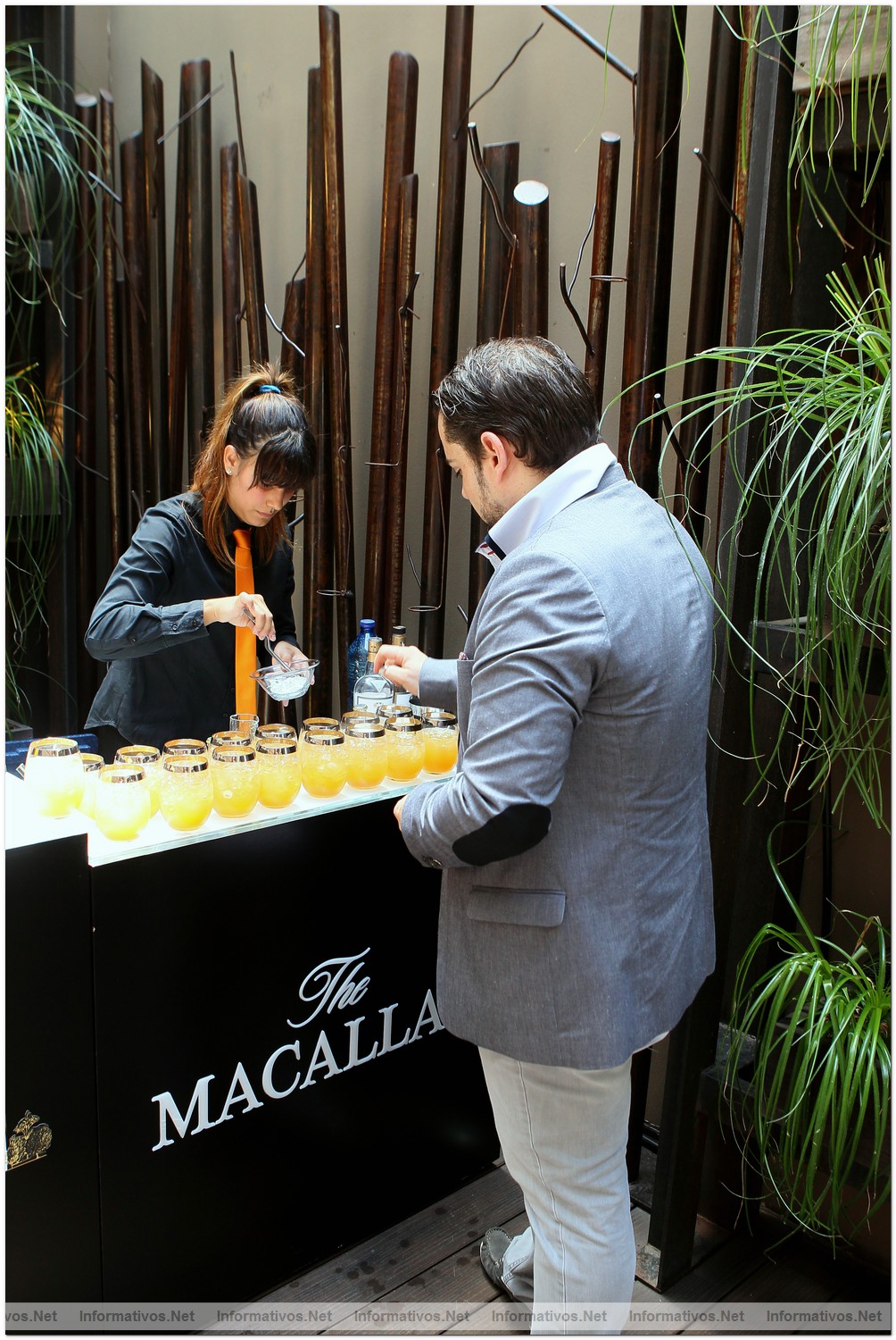 BCN19JUL012.- El coctelero Héctor Henche y The Macallan crean tres cócteles exclusivos para Perelada. Héctor Henche (Fizz Bartenders) preparando el cóctel “Don Giovanni” 