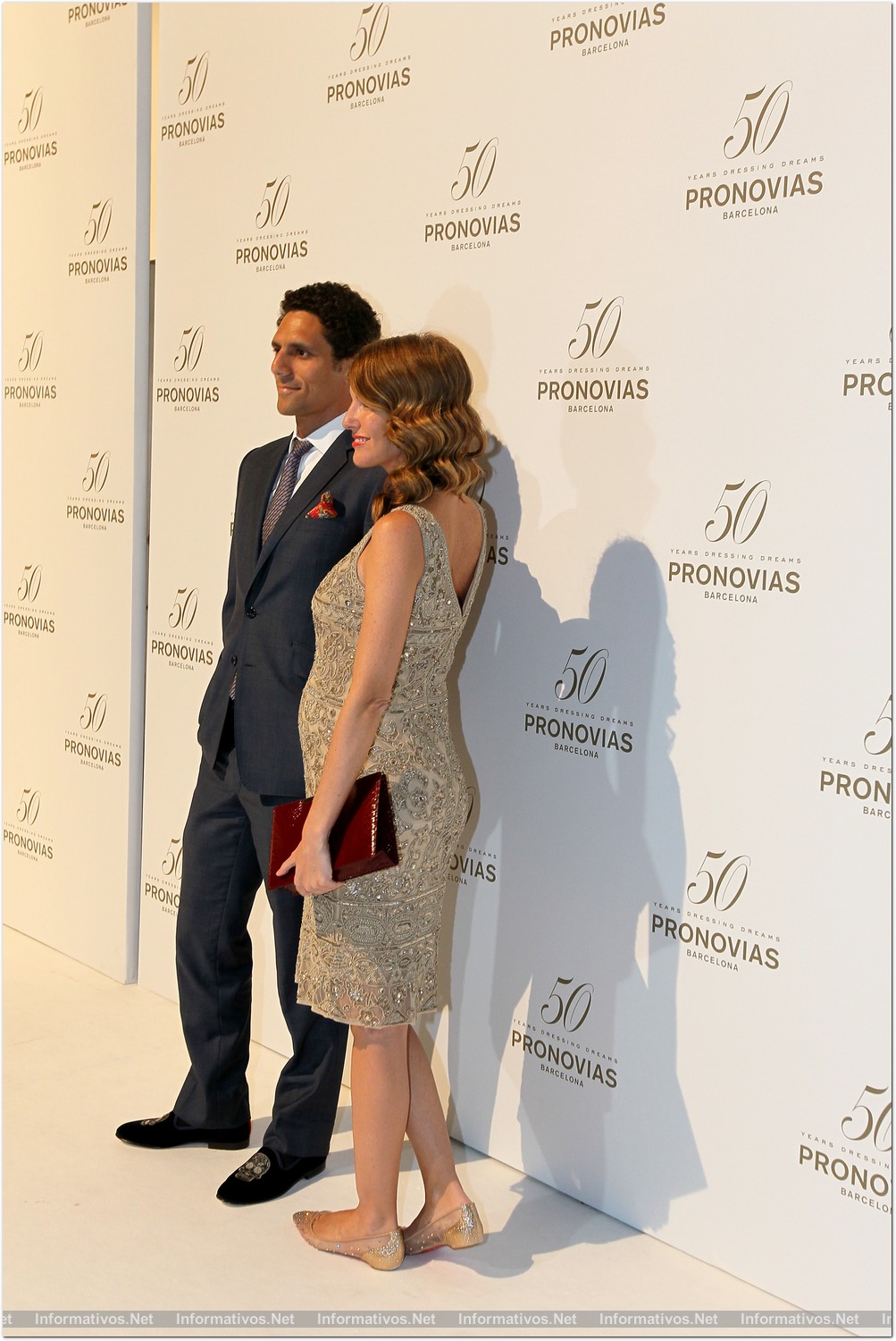 BCN9MAY014.- Desfile Pronovias colección 2015. Vega Royo-Villanova, embarazada, con su novio.