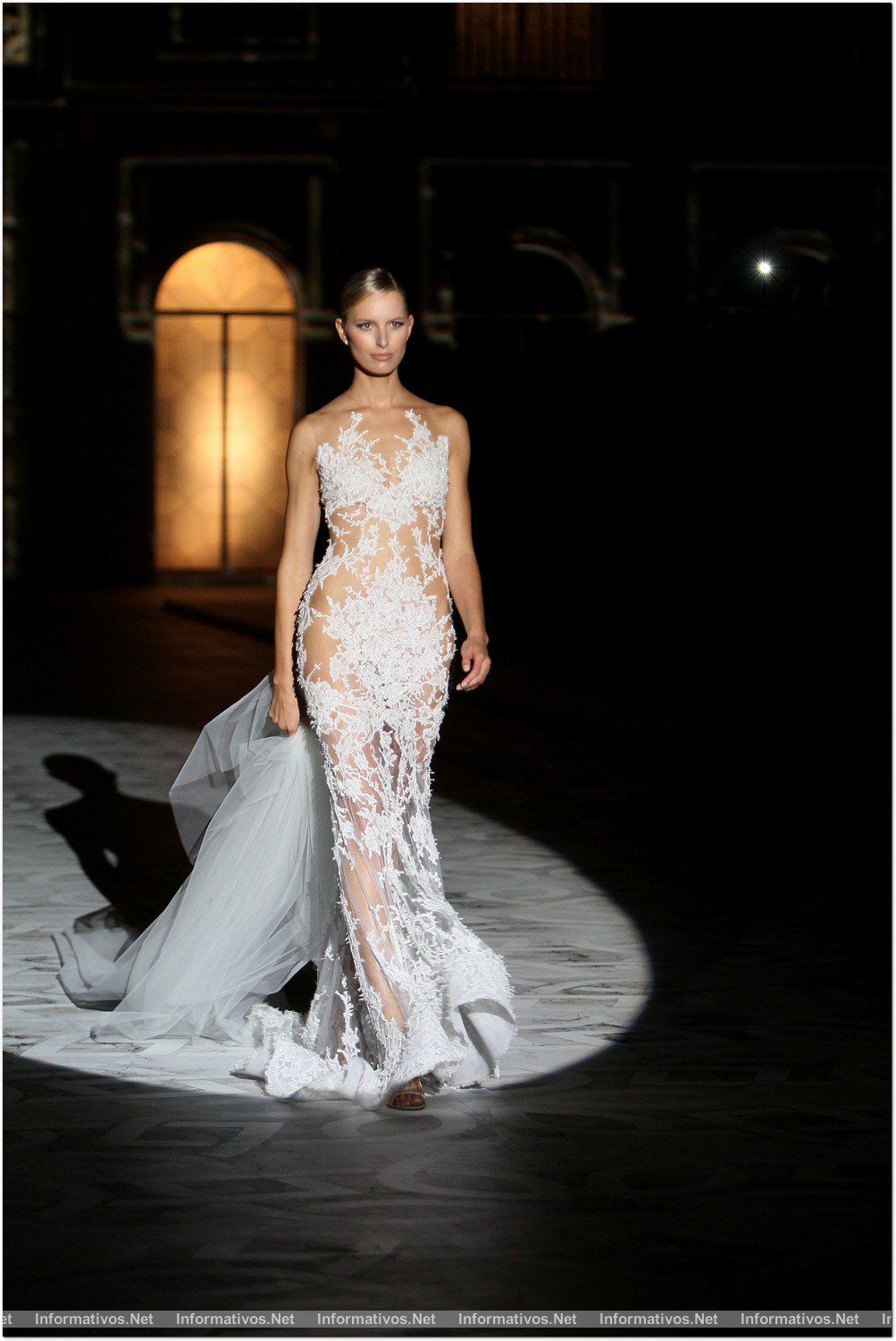 BCN9MAY014.- Desfile Pronovias colección 2015. Karolína Kurková, la top model protagonista del desfile.