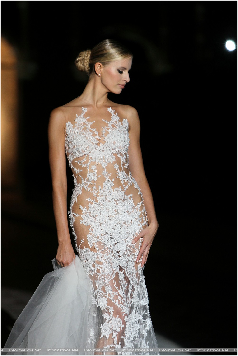 BCN9MAY014.- Desfile Pronovias colección 2015. Karolína Kurková, la top model protagonista del desfile.