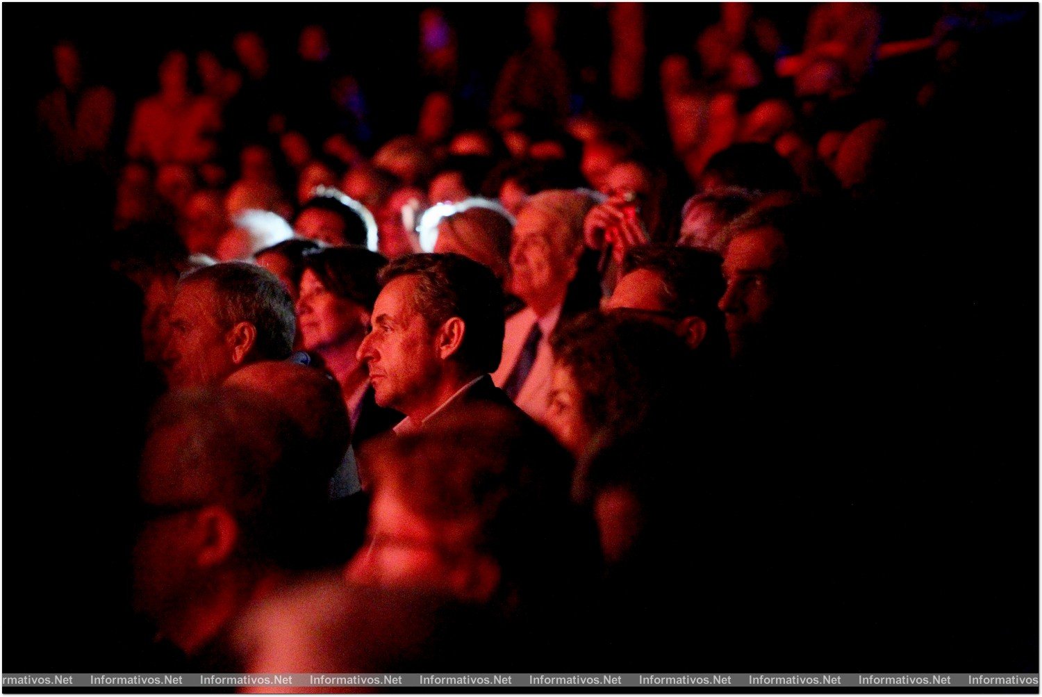 BCN19JUM014.- Concierto de Carla Bruni en el marco del Festival del Palacio de Pedralbes de Barcelona. Nicolas Sarkozy, su esposo, no perdió detalle de la actuación desde la grada.