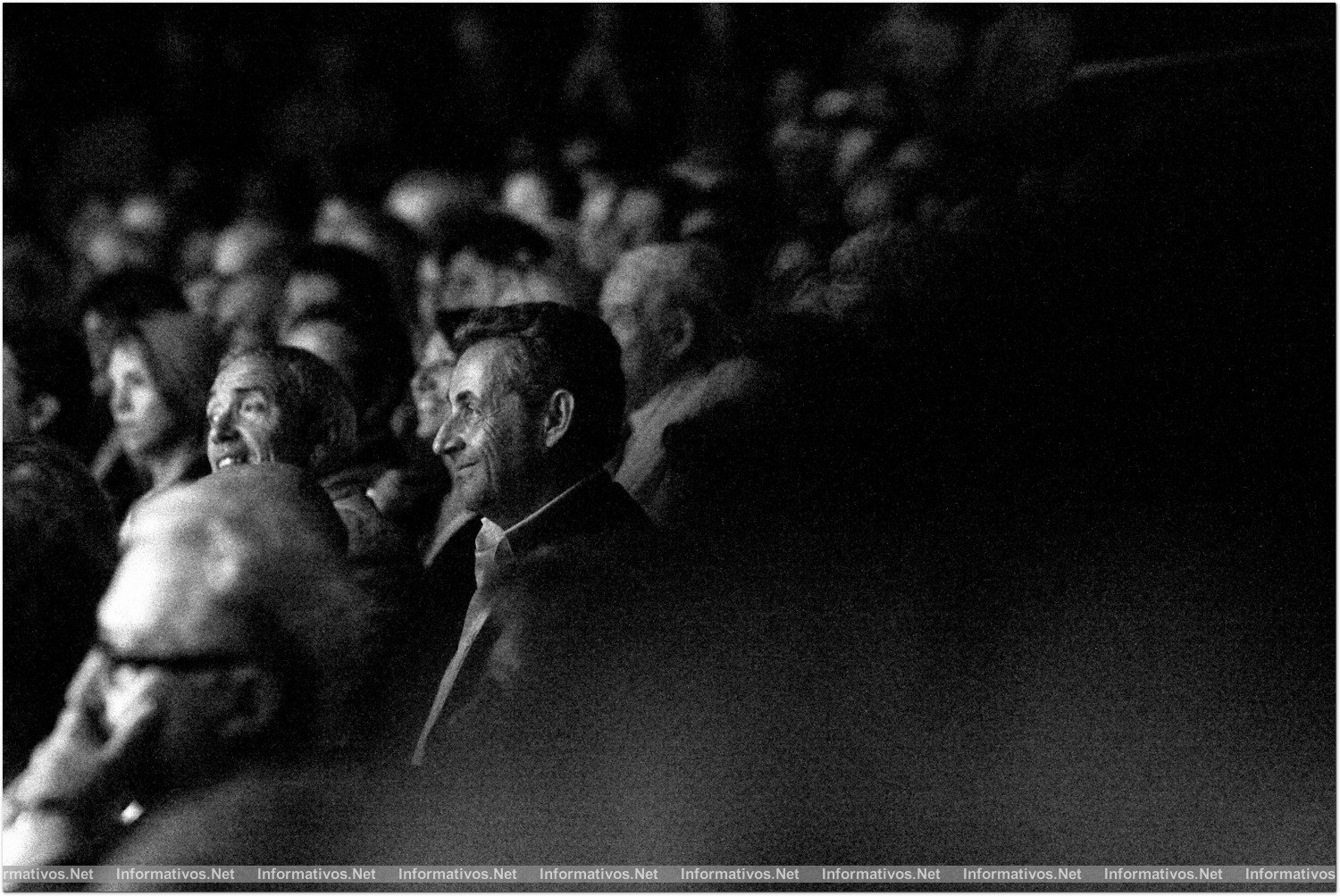 BCN19JUM014.- Concierto de Carla Bruni en el marco del Festival del Palacio de Pedralbes de Barcelona. Nicolas Sarkozy, su esposo, no perdió detalle de la actuación desde la grada.