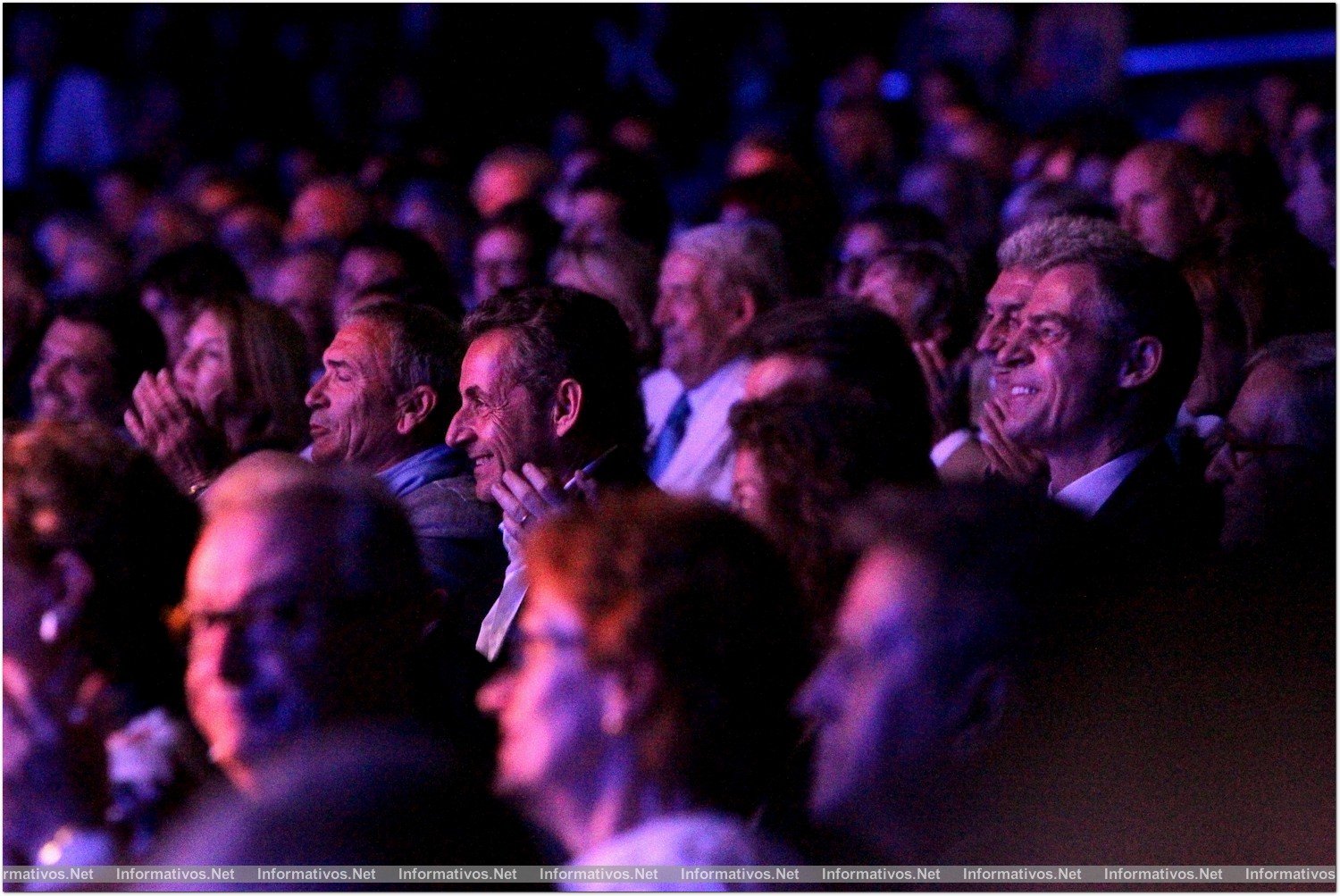 BCN19JUM014.- Concierto de Carla Bruni en el marco del Festival del Palacio de Pedralbes de Barcelona. Nicolas Sarkozy, su esposo, no perdió detalle de la actuación desde la grada.