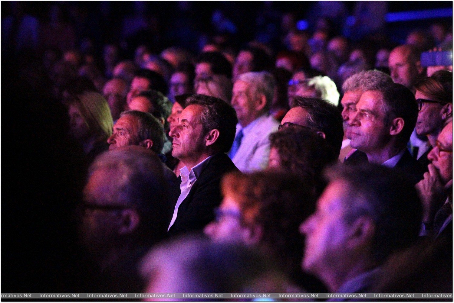 BCN19JUM014.- Concierto de Carla Bruni en el marco del Festival del Palacio de Pedralbes de Barcelona. Nicolas Sarkozy, su esposo, no perdió detalle de la actuación desde la grada.