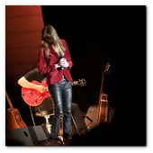 :: Pulse para Ampliar :: BCN19JUM014.- Concierto de Carla Bruni en el marco del Festival del Palacio de Pedralbes de Barcelona.