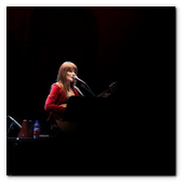 :: Pulse para Ampliar :: BCN19JUM014.- Concierto de Carla Bruni en el marco del Festival del Palacio de Pedralbes de Barcelona.