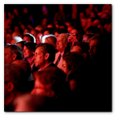 :: Pulse para Ampliar :: BCN19JUM014.- Concierto de Carla Bruni en el marco del Festival del Palacio de Pedralbes de Barcelona. Nicolas Sarkozy, su esposo, no perdió detalle de la actuación desde la grada.