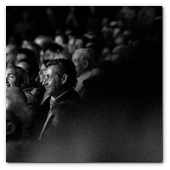 :: Pulse para Ampliar :: BCN19JUM014.- Concierto de Carla Bruni en el marco del Festival del Palacio de Pedralbes de Barcelona. Nicolas Sarkozy, su esposo, no perdió detalle de la actuación desde la grada.