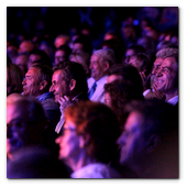 :: Pulse para Ampliar :: BCN19JUM014.- Concierto de Carla Bruni en el marco del Festival del Palacio de Pedralbes de Barcelona. Nicolas Sarkozy, su esposo, no perdió detalle de la actuación desde la grada.