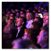 :: Pulse para Ampliar :: BCN19JUM014.- Concierto de Carla Bruni en el marco del Festival del Palacio de Pedralbes de Barcelona. Nicolas Sarkozy, su esposo, no perdió detalle de la actuación desde la grada.