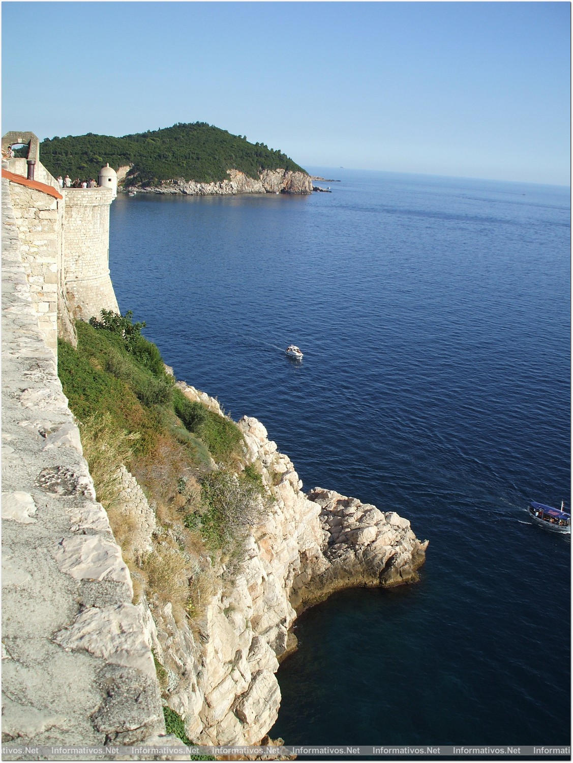Dubrovnik y la costa dálmata: Un paseo por el sur de Croacia, bella región del Adriático, y su gastronomía. Vista del mar desde las murallas de Dubrovnik